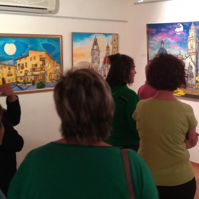Mostra collettiva con più opere appese alle pareti