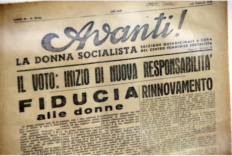 Lettura di poesie con microfono e pubblico raccolto